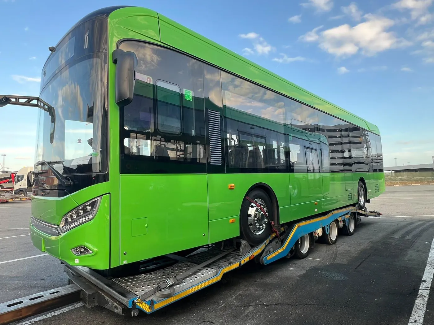 Detaliu al poziționării autobuzului electric pe platformă și al fixării în zona roții din față