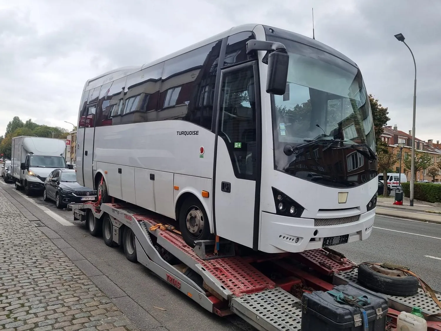 Autocar Isuzu Turquoise, încărcat pe o stradă îngustă din Belgia - OL Speditionwagon