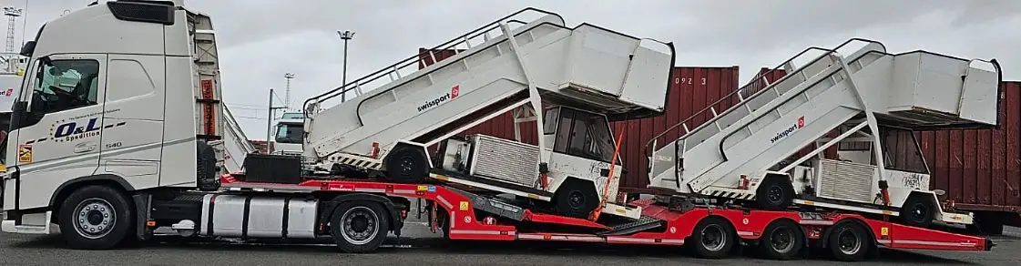 Scări de îmbarcare pentru aeronave, transport de echipamente de aeroport - OL Speditionwagon