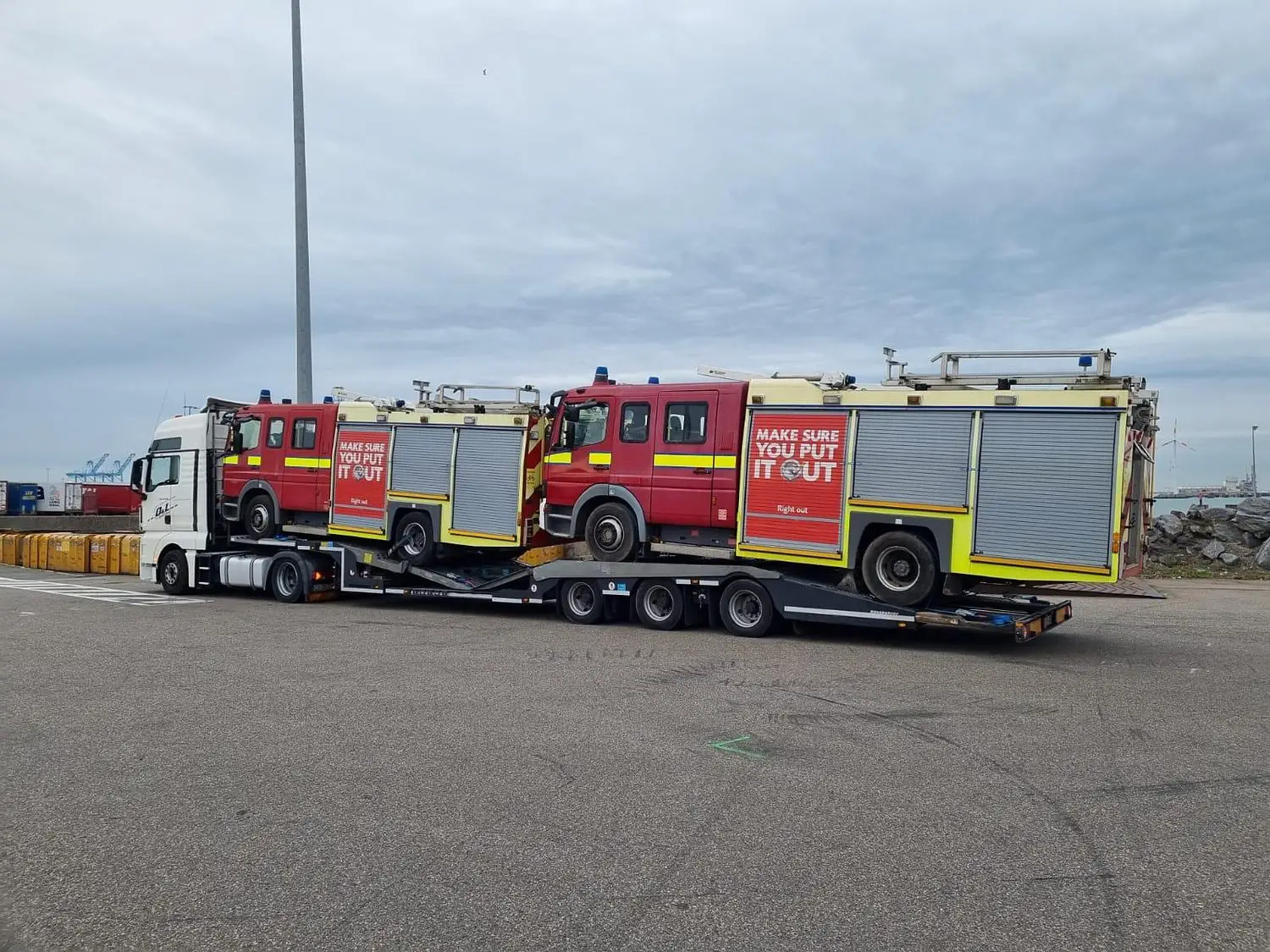 Două autospeciale de pompieri britanice transportate simultan - OL Speditionwagon