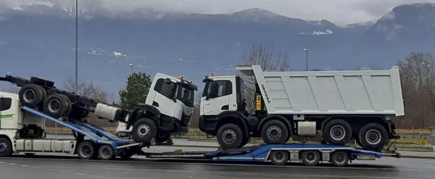 Două basculante Iveco 8x4 transportate pe aceeași semiremorcă - OL Speditionwagon
