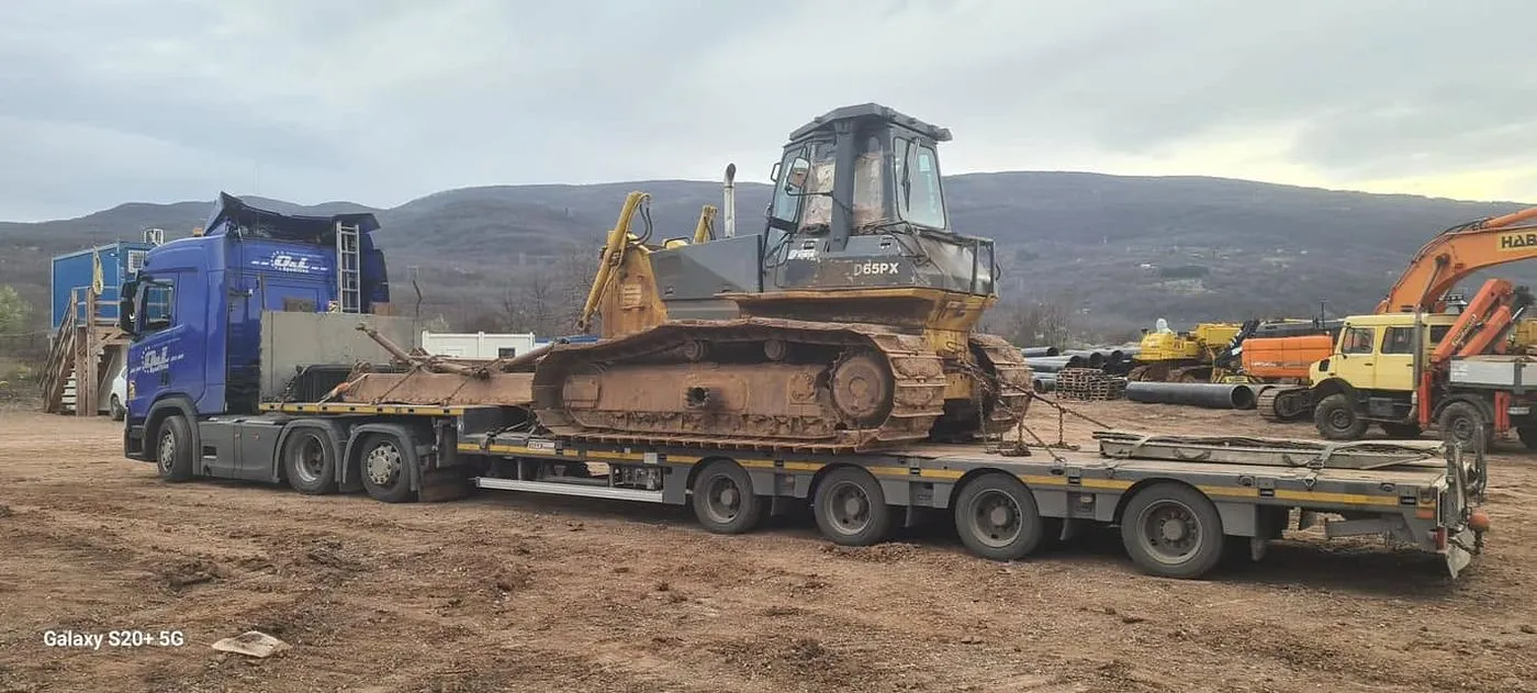 Buldozer Komatsu D65PX transportat pe semiremorcă joasă de OL Speditionwagon