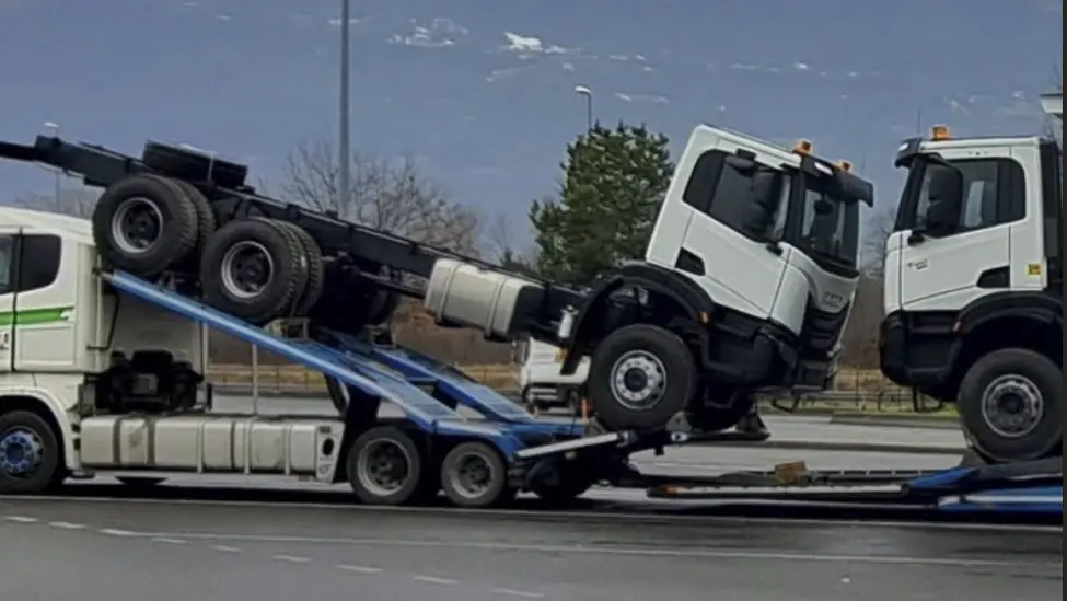 Camioane Iveco în timpul încărcării pe rampele hidraulice - OL Speditionwagon