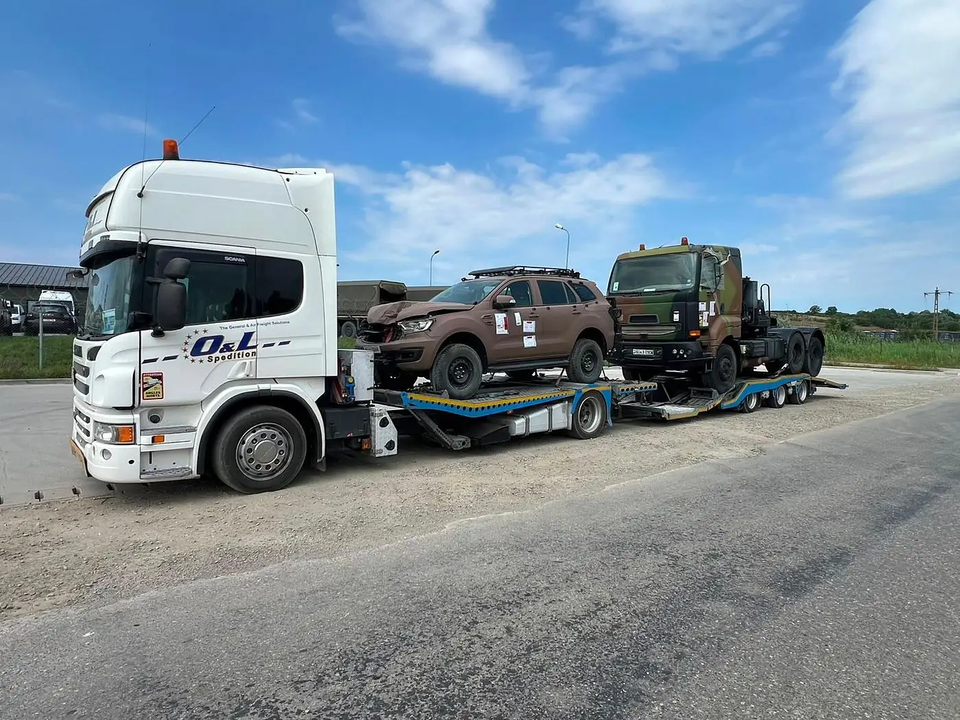 Camion greu și vehicul 4x4 transportate simultan pe semiremorca HOEDLMAYR H7000 XP - OL Speditionwagon