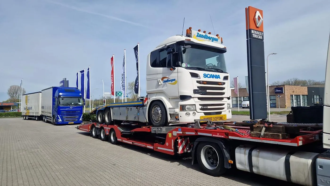 Cap tractor Scania R450 transportat pe semiremorca Kässbohrer SOK21 - OL Speditionwagon