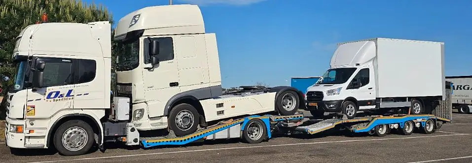 Cap tractor si autoutilitara transportate pe platforma de OL Speditionwagon