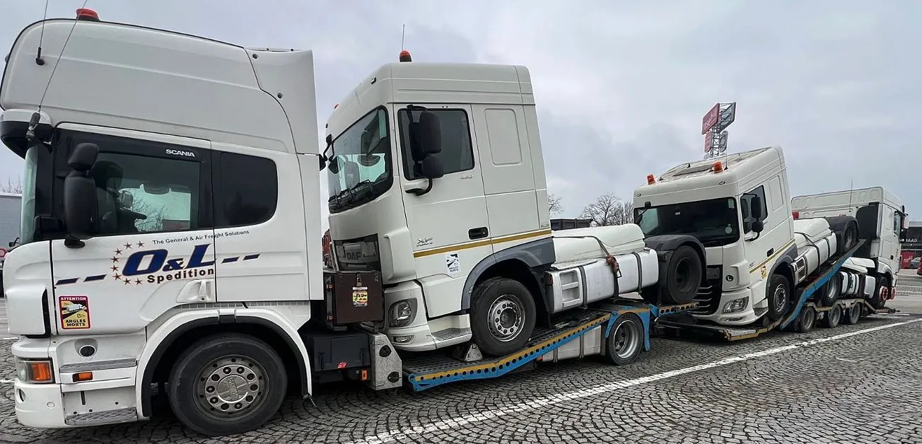 Trei capete tractor DAF transportate simultan pe o singură semiremorcă - OL Speditionwagon