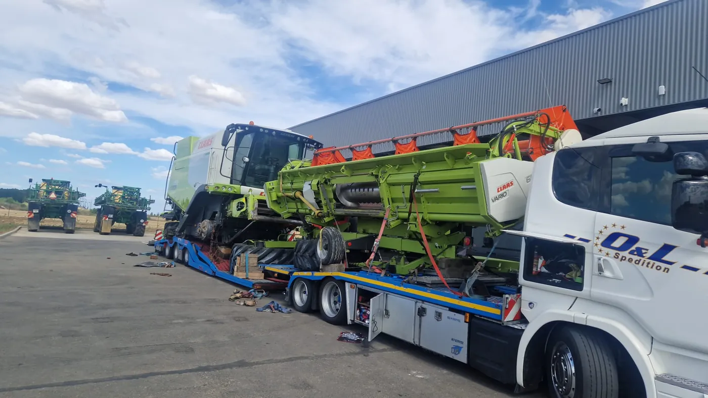 Combină CLAAS LEXION 650, cu heder separat și roți demontate, pe semiremorca OL Speditionwagon pentru transport Franța - România