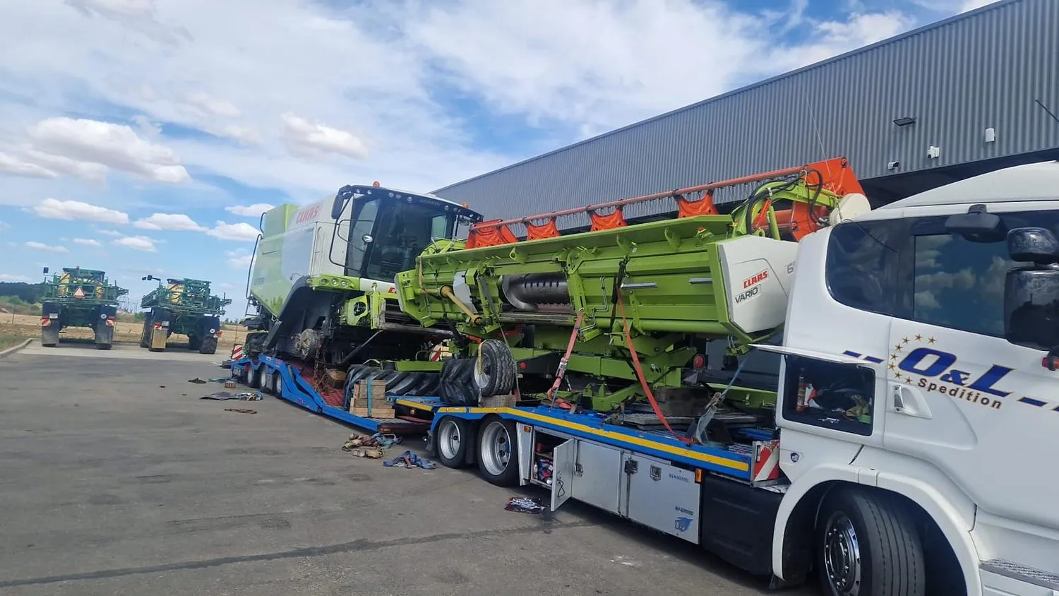 Combină CLAAS Lexion cu hederul VARIO transportat separat pe aceeași semiremorcă - OL Speditionwagon