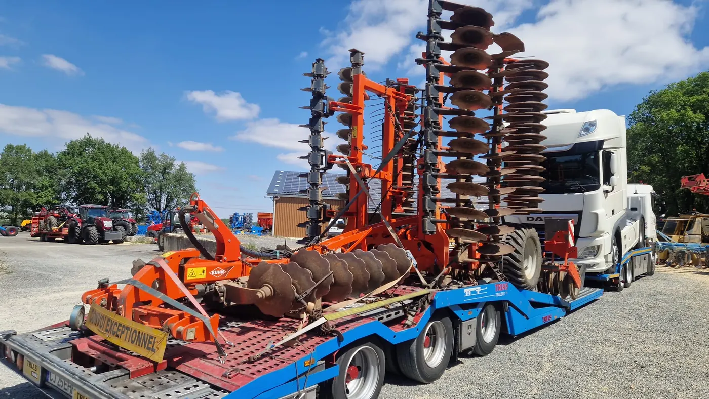 Disc agricol KUHN pliat și cap tractor DAF pe semiremorca TRIAS a OL Speditionwagon, într-o cursă cu încărcări în Olanda și Franța