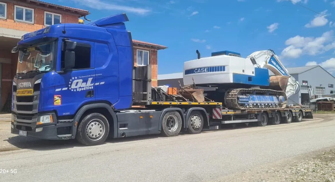 Excavator CASE transportat pe semiremorcă de OL Speditionwagon