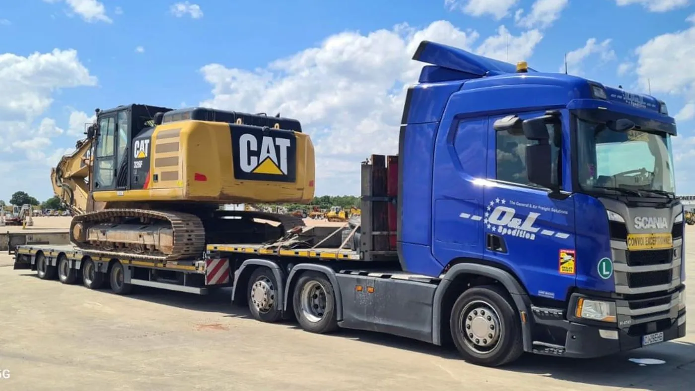 Excavator CAT 326F pe șenile, transportat pe semiremorcă joasă - OL Speditionwagon