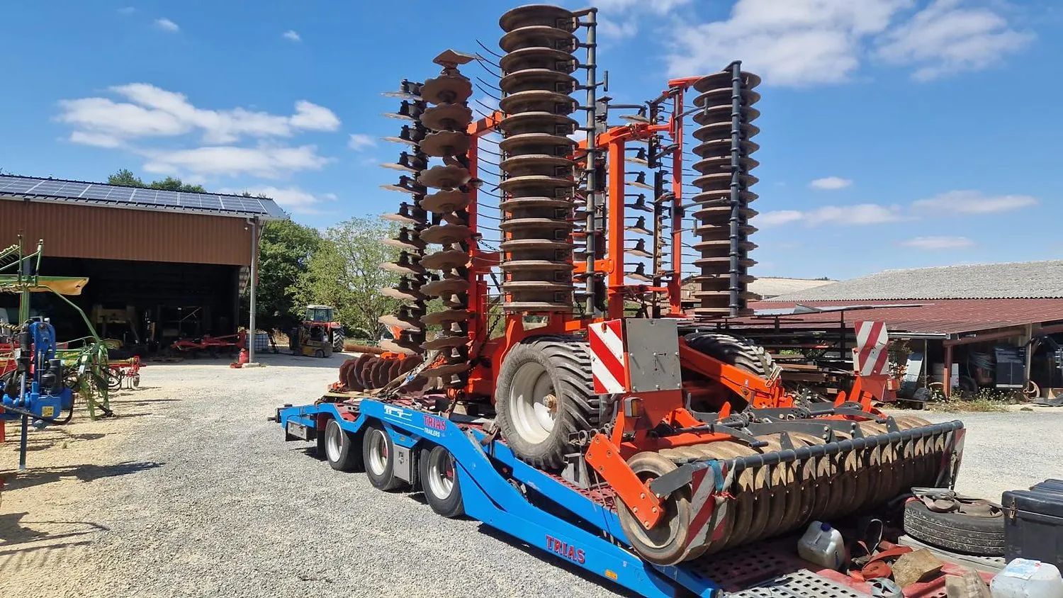 Grapă cu discuri pliată, transportată pe semiremorca TRIAS - OL Speditionwagon