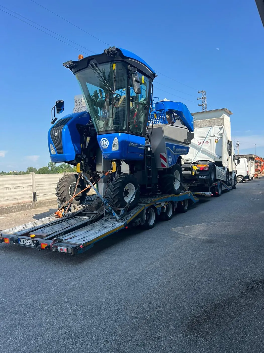 Mașină de recoltat struguri New Holland Braud transportată pe semiremorcă joasă - OL Speditionwagon