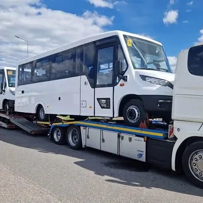 Microbuz și autocar pe aceeași semiremorcă - OL Speditionwagon
