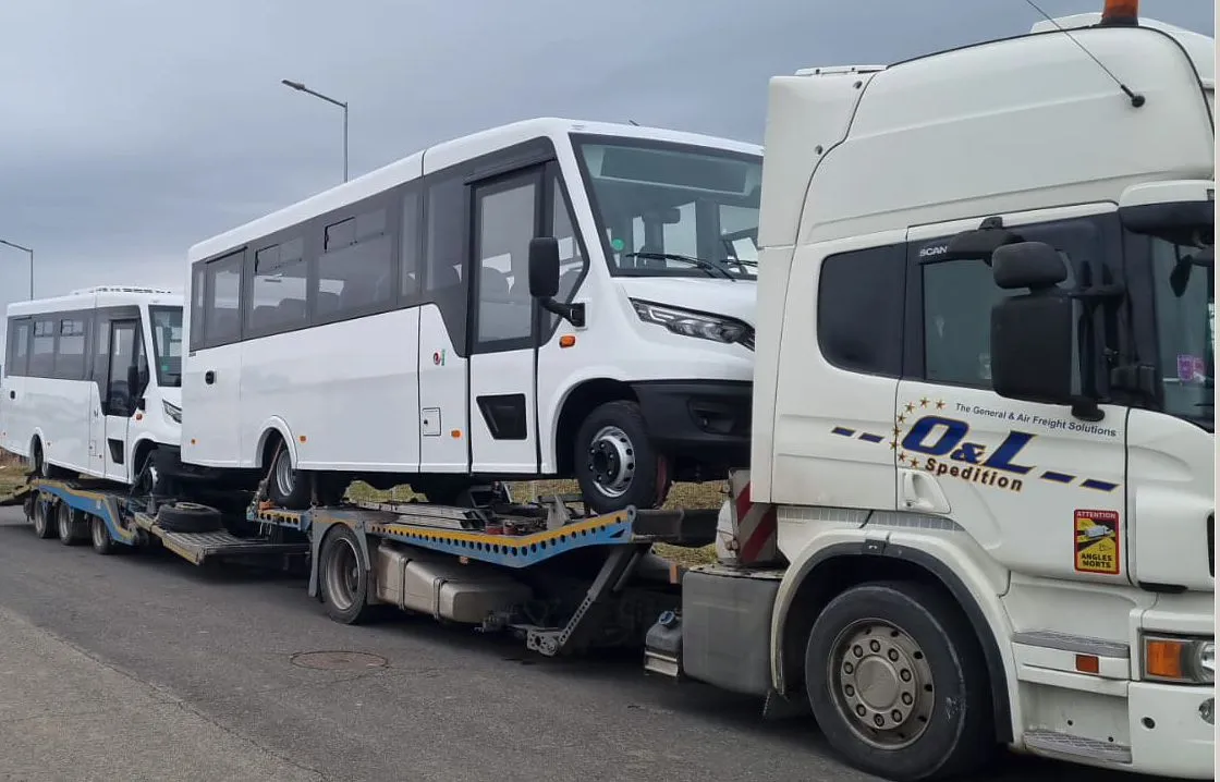 Două microbuze albe transportate în aceeași cursă - OL Speditionwagon