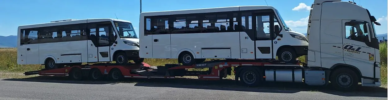 Două microbuze Iveco noi transportate simultan pe platformă - OL Speditionwagon