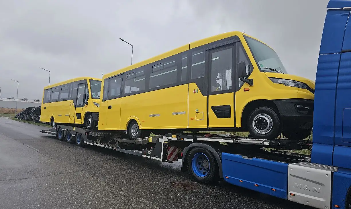 Două microbuze galbene pentru transport școlar, transportate - OL Speditionwagon