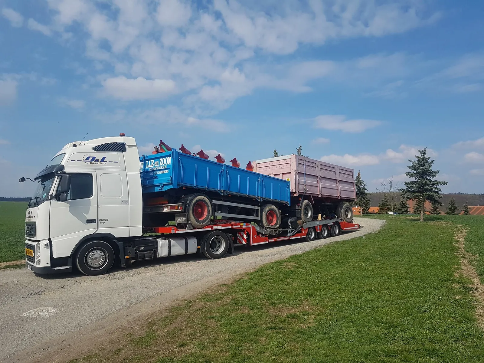 Volvo FH al OL Speditionwagon transportand doua remorci agricole basculante pe semiremorca