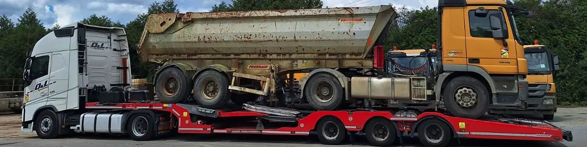 Semiremorcă basculantă și cap tractor transportate simultan de OL Speditionwagon