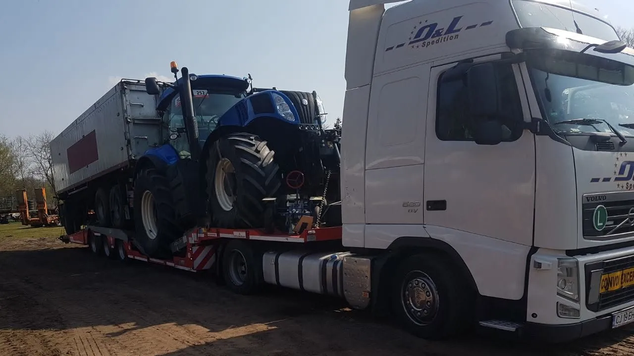 Tractor New Holland și remorcă basculantă, încărcate împreună pe aceeași trală. Transport multiplu, cu o singură cursă în loc de două. - OL Speditionwagon
