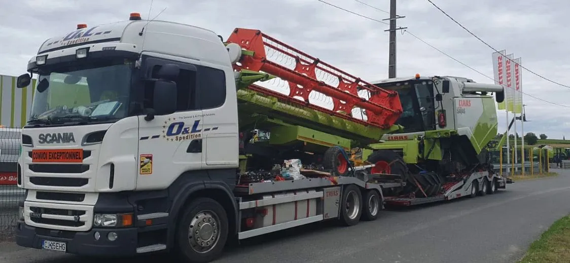 Combină agricolă CLAAS Lexion cu header, transportată - OL Speditionwagon