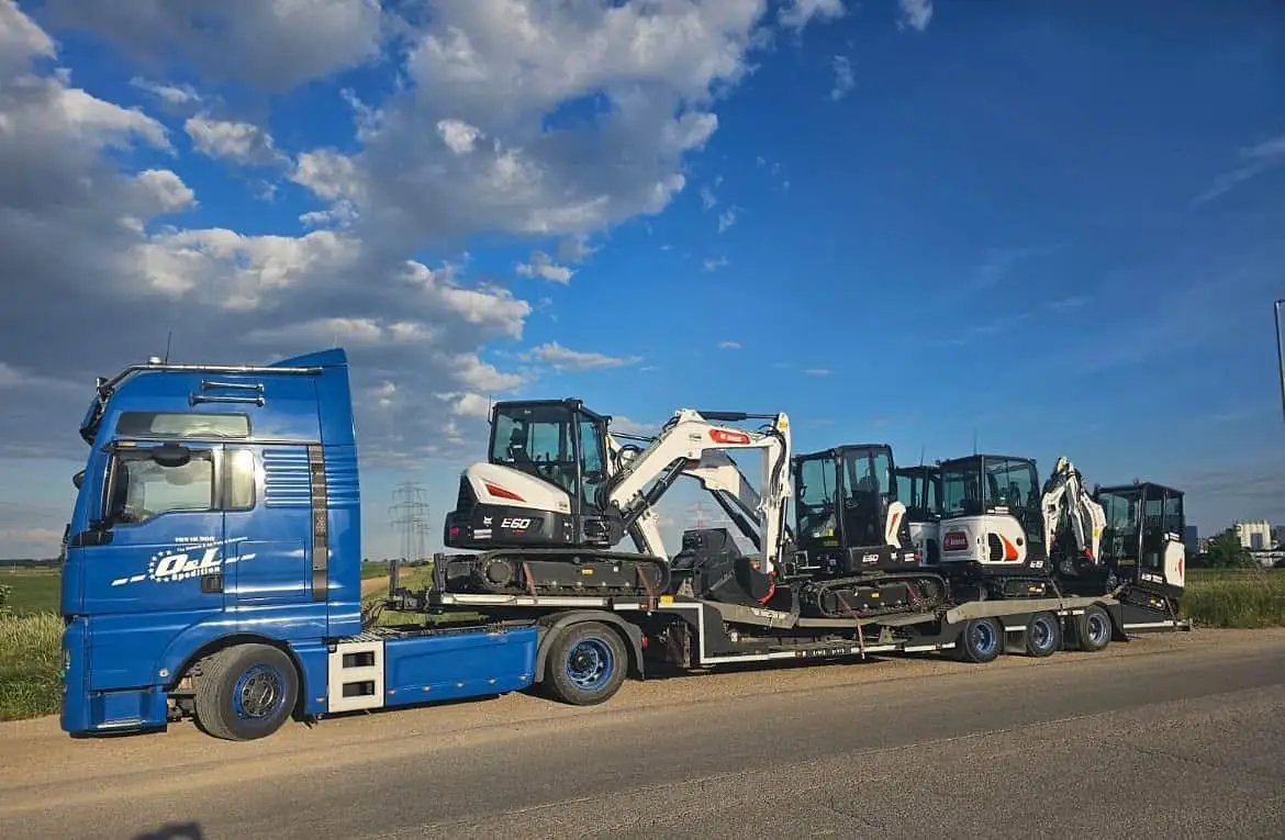 Patru mini-excavatoare Bobcat E60 transportate într-o singură cursă - OL Speditionwagon