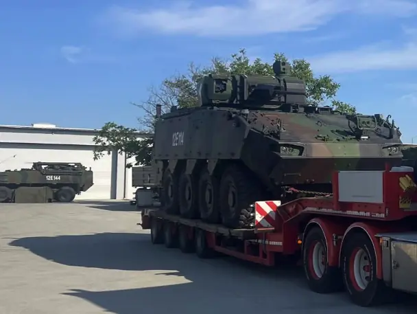 Vehicul blindat 8x8 pe trailer cu podea coborâtă - OL Speditionwagon