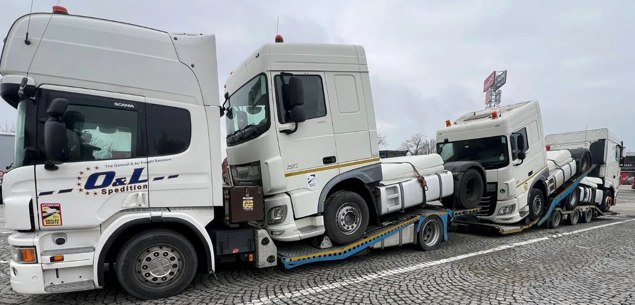 Transport capete tractor și camioane pe platformă dedicată