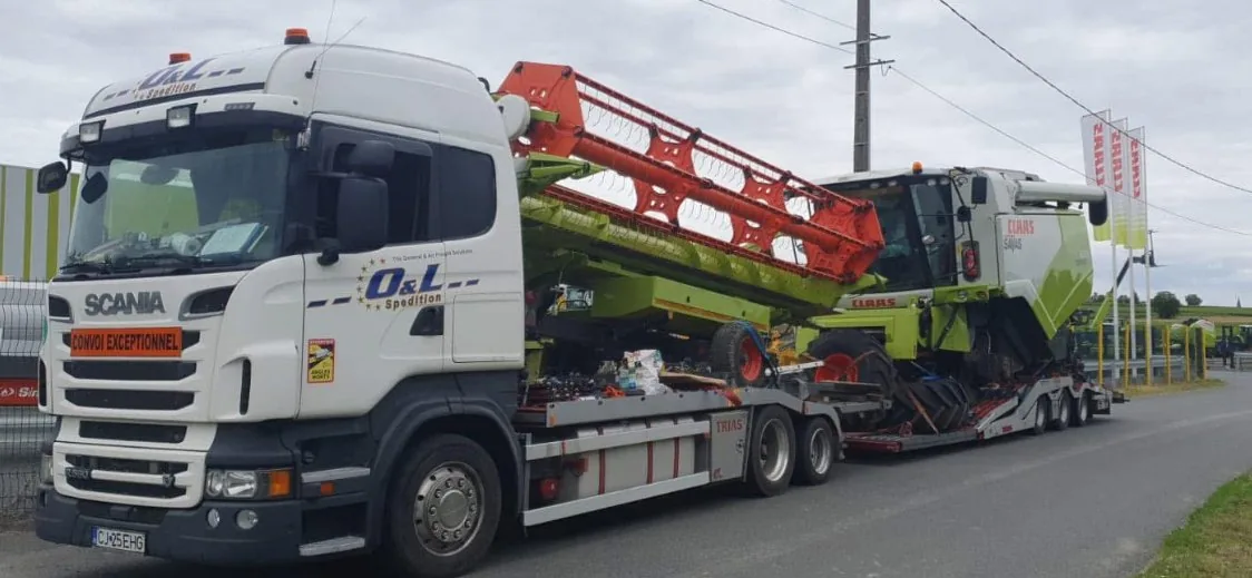 Transport combină agricolă pe trailer agabaritic O&L Spedition